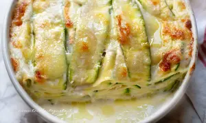 Lasagne di zucchine dorate e filanti, un piatto leggero e gustoso, pronto per essere gustato.