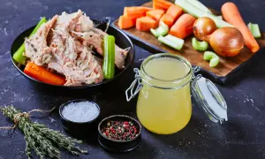 Ingredienti per un fumetto di pesce: brodo dorato, scarti di pesce, carote, sedano, cipolla, sale e pepe.