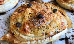 Cipolla Giarratana al forno, dorata e croccante, con olive nere e erbe aromatiche.