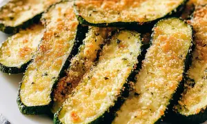 Zucchine al forno impanate, un'idea gustosa tra i 10 modi di cucinare le zucchine. Croccanti e dorate, perfette per ogni occasione.