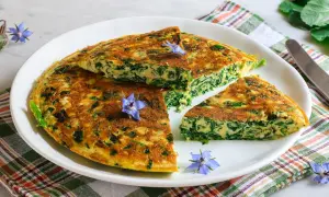 Frittata di borragine, un'idea gustosa per le tue ricette con erbe selvatiche. Guarnita con fiori di borragine.