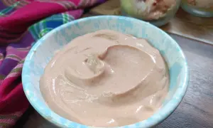 Una ciotola di cremosa salsa rosa, perfetta per accompagnare gamberetti. La ricetta è semplice e veloce da preparare.