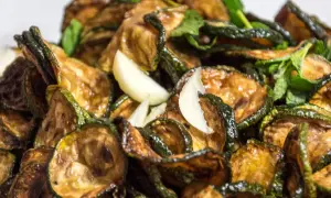 Zucchine alla scapece ricetta: fette di zucchine fritte e marinate con aglio e menta, un contorno saporito e fresco.