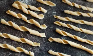 Sagne ncannulate, pasta fresca a forma di spirale, pronte per essere cucinate.