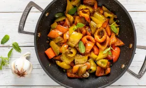 Peperoni in padella, colorati e succosi, cotti con aglio e menta. Un contorno saporito e facile da preparare.