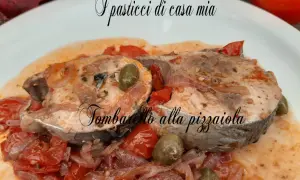 Tranci di tombarello alla pizzaiola, un classico tra le ricette di pesce, serviti con pomodoro, olive e cipolla.