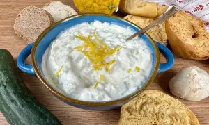 Salsa tzatziki ricetta: cremosa salsa greca con cetriolo, aglio e limone, servita con pane.