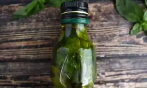 Olio al basilico fatto in casa da Benedetta, profumato e verde brillante, pronto per insaporire i tuoi piatti.