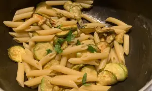 Penne con zucchine saltate e basilico fresco, un piatto semplice e gustoso che ricorda la pasta e zucchine alla siciliana.