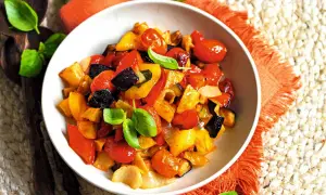 Ciambotta cilentana, un contorno colorato di verdure miste saltate, con pomodorini, peperoni, melanzane e basilico fresco.