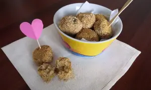 Deliziose polpette di ceci, croccanti fuori e morbide dentro, servite in una ciotola colorata con un cuore rosa.