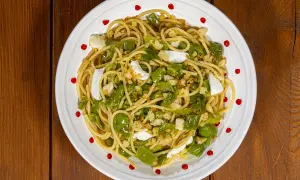 Spaghetti con friggitelli, mozzarella e pangrattato croccante. Un piatto semplice e gustoso, perfetto per un pranzo veloce.