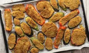Verdure grigliate al forno, un tripudio di sapori: peperoni, melanzane e zucchine dorate e croccanti.