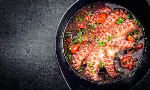 Polpo alla luciana in padella, con pomodorini e prezzemolo. Un piatto succulento e profumato.