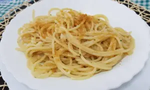 Spaghetti conditi con un filo d'olio, aglio e prezzemolo, spolverati con la preziosa bottarga.
