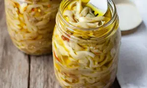 Melanzane sott'olio, una ricetta tradizionale che profuma di casa. Un tesoro conservato in vasetto, pronto per essere gustato.