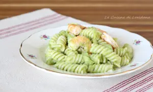 Fusilli con gamberi e una deliziosa crema di zucchine per pasta, un piatto fresco e saporito.