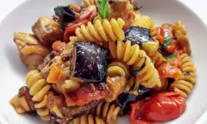Fusilli con pesce spada, melanzane, pomodorini e basilico, un piatto estivo saporito e colorato.