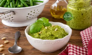 Pesto fresco fatto in casa, pronto per essere gustato. Un'esplosione di sapore, perfetto per ogni piatto. La ricetta ideale per il tuo pesto Bimby.