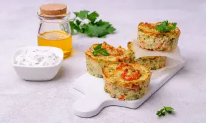 Deliziosi tortini di zucchine con gamberetti, serviti con salsa e olio.