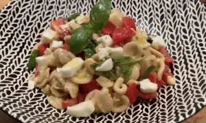 Orecchiette con pomodorini freschi, mozzarella, basilico e un filo d'olio. Un piatto estivo perfetto: pasta alla crudaiola.
