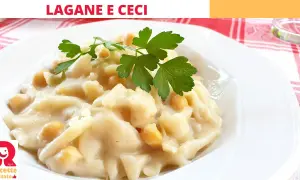 Lagane e ceci cremose, un piatto tradizionale italiano, guarnito con prezzemolo fresco.
