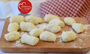 Gnocchi di ricotta freschi e leggeri, pronti per essere cucinati. Un piatto che sa di casa e tradizione.