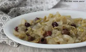 Indivia belga saltata in padella con olive nere, un piatto semplice e gustoso.