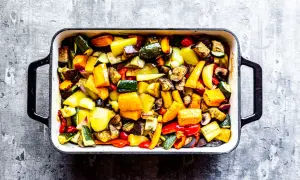 Caponata ricetta semplice: verdure miste al forno, colorate e saporite, pronte per essere gustate.