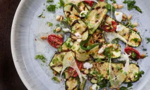 Zucchine grigliate come condirle: un piatto fresco con pomodorini secchi, pinoli, feta e erbe aromatiche.