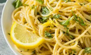 Spaghetti al limone, un sapore di Costiera Amalfitana. Pasta fresca con scorza di limone e basilico, guarnita con una fetta di limone.