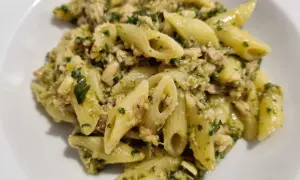 Penne con tonno e pesto, un'idea perfetta per una pasta estiva veloce e gustosa.
