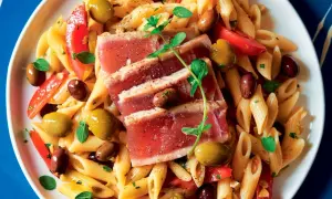 Penne con tonno scottato, pomodorini e olive, un fresco sugo freddo per pasta perfetto per l'estate.