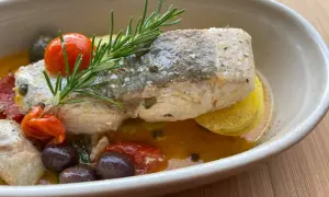 Ricciola in umido con pomodorini, olive e patate. Un'idea per le tue ricette di pesce.