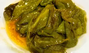 Friggitelli in padella alla napoletana, teneri e succosi, cotti in olio d'oliva e profumati.