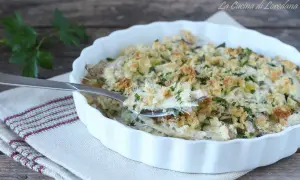 Un invitante tortino di alici gratinato, con croccante pangrattato e prezzemolo fresco, pronto per essere gustato.