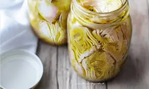 Barattoli di carciofi sott'olio, un tesoro di sapore pronto per essere gustato.