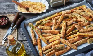 Bastoncini croccanti di zucchine al forno, pronti per essere gustati. Un contorno sfizioso e leggero.