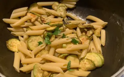 Penne con zucchine saltate e basilico fresco, un piatto semplice e gustoso che ricorda la pasta e zucchine alla siciliana.