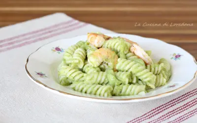 Fusilli con gamberi e una deliziosa crema di zucchine per pasta, un piatto fresco e saporito.
