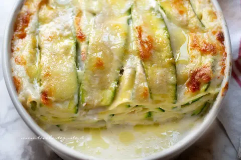 Lasagne di zucchine dorate e filanti, un piatto leggero e gustoso, pronto per essere gustato.