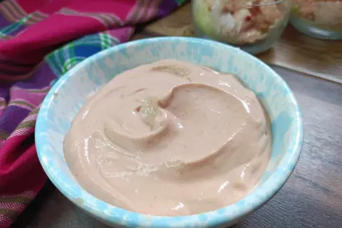 Una ciotola di cremosa salsa rosa, perfetta per accompagnare gamberetti. La ricetta è semplice e veloce da preparare.