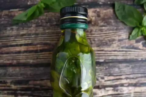 Olio al basilico fatto in casa da Benedetta, profumato e verde brillante, pronto per insaporire i tuoi piatti.