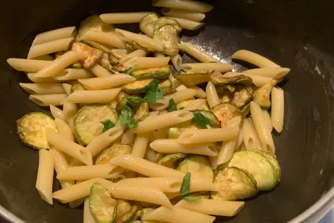 Penne con zucchine saltate e basilico fresco, un piatto semplice e gustoso che ricorda la pasta e zucchine alla siciliana.