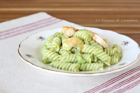 Fusilli con gamberi e una deliziosa crema di zucchine per pasta, un piatto fresco e saporito.