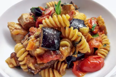 Fusilli con pesce spada, melanzane, pomodorini e basilico, un piatto estivo saporito e colorato.
