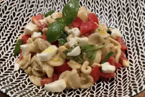 Orecchiette con pomodorini freschi, mozzarella, basilico e un filo d'olio. Un piatto estivo perfetto: pasta alla crudaiola.