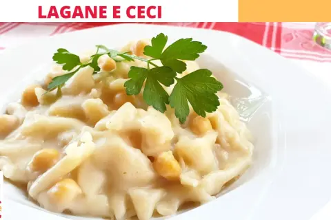 Lagane e ceci cremose, un piatto tradizionale italiano, guarnito con prezzemolo fresco.