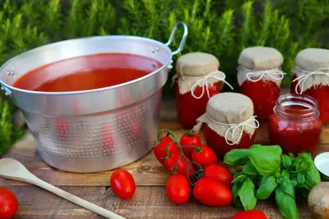 Salsa di pomodoro fatta in casa da conservare, con pomodori freschi e basilico. Un tesoro rosso in barattoli pronti per l'inverno.