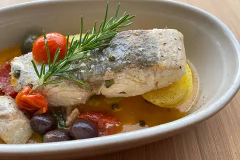 Ricciola in umido con pomodorini, olive e patate. Un'idea per le tue ricette di pesce.